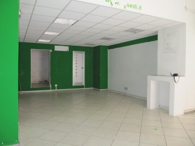Foto Negozio in Via Mazzini 34, Brindisi Centro Storico di 100 m²