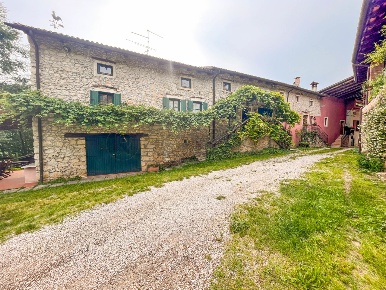 Foto Appartamento in Via Valdilonte, Isola Vicentina di 249 m² con 5 locali