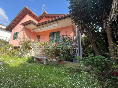 Foto Villa unifamiliare in Via Nazario Sauro 4545, Carrara di 240 m²