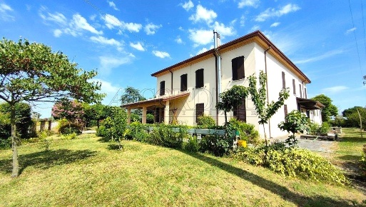 Foto Casale in Via Croce 796, Salara di 500 m² con 13 locali in vendita