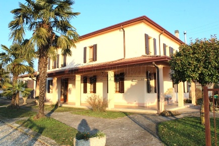 Foto Casale in Via Croce 796, Salara di 500 m² con 13 locali in vendita