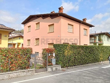 Foto Villa unifamiliare a Nembro Centro di 400 m² con 5 locali in affitto
