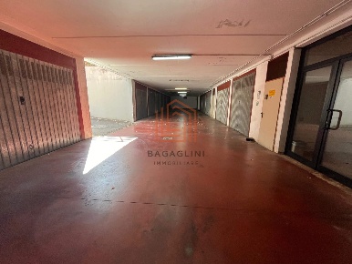 Foto Box in via Milazzo, Latina Centro di 245 m² con 1 locali in vendita