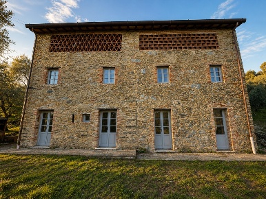 Foto Casale a Camaiore Camaiore Paese di 215 m² con 8 locali in vendita