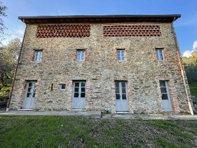 Foto Casale a Camaiore Camaiore Paese di 215 m² con 8 locali in vendita