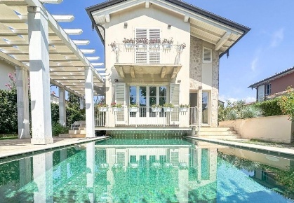 Foto Villa unifamiliare in Via Umbria 5, Pietrasanta di 200 m² con 9 locali