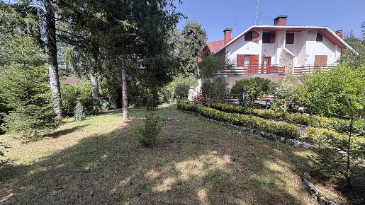 Foto Villa unifamiliare a Arcinazzo Romano di 200 m² con 10 locali