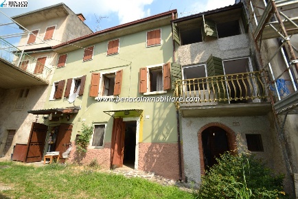 Foto Rustico a Caprino Veronese Rubiana di 150 m² con 6 locali in vendita