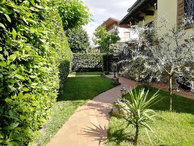 Foto Villa unifamiliare a Campi Bisenzio Centro di 476 m² con 15 locali