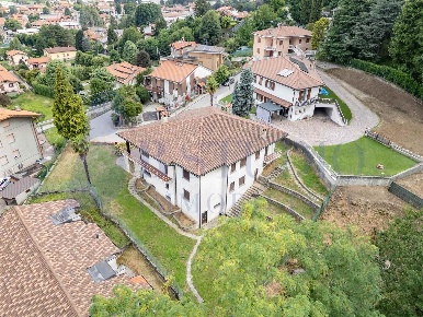 Foto Villa unifamiliare in Via Don Ronchi  18, Dolzago Centro di 279 m²
