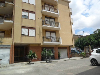 Foto Garage in via mazzini, San Cataldo Centro di 213 m² con 1 locali
