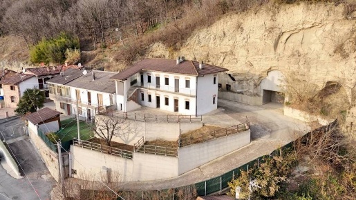 Foto Rustico in via Valeirole, Corneliano d'Alba Centro di 188 m²