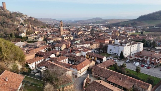 Foto Rustico in via Valeirole, Corneliano d'Alba Centro di 188 m²
