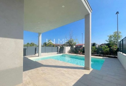Foto Villa unifamiliare in Via Mazzarona, Sirmione di 210 m² con 5 locali