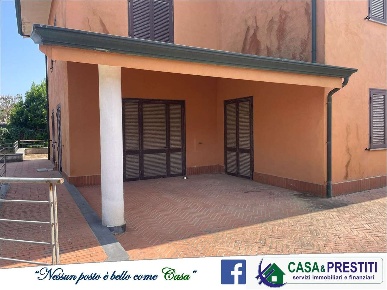 Foto Villa unifamiliare a Castel Volturno di 240 m² con 5 locali in vendita