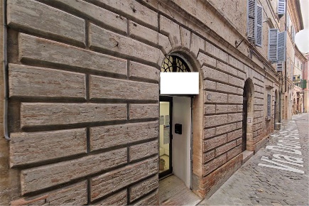 Foto Negozio in Via Don Minzoni 12, Treia Centro di 705 m² con 16 locali