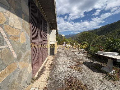 Foto Magazzino a Ventimiglia di 58 m² con 3 locali in vendita