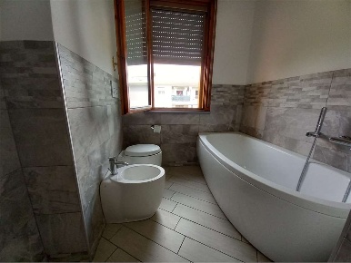 Foto Appartamento in VIA MAMELI 71, Mirandola Centro di 96 m² con 6 locali