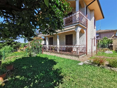 Foto Villa bifamiliare in via Mazzini, Orsenigo Centro di 230 m² in vendita