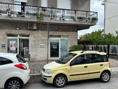 Foto Negozio in via Croce 21, Montesilvano Centro di 42 m² con 2 locali