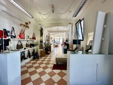 Foto Attività commerciale a Mirandola di 135 m² con 1 locali in vendita