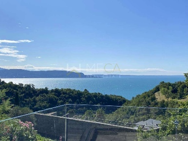 Foto Villa unifamiliare in Via Belvedere, Gardone Riviera Centro di 252 m²