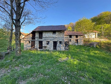 Foto Rustico in via alle motte, Quarna Sotto di 190 m² con 10 locali