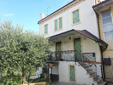 Foto Appartamento in via pradelle, Verona Poiano di 129 m² con 5 locali