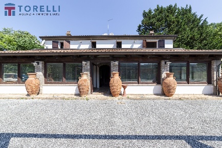 Foto Locale commerciale a Roncofreddo di 400 m² con 7 locali in vendita