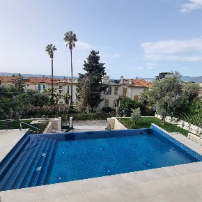 Foto Villa unifamiliare a Bordighera Via Romana di 300 m² con 5 locali