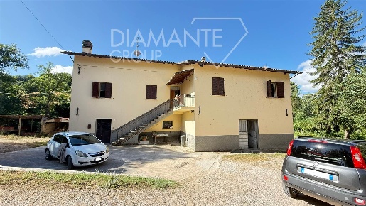 Foto Cessione attività a Gubbio Centro di 834 m² con 8 locali in vendita