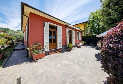 Foto Villa unifamiliare in via panoramica, Pescia di 100 m² con 6 locali