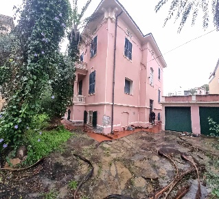 Foto Villa unifamiliare a Bordighera Centro di 300 m² con 6 locali