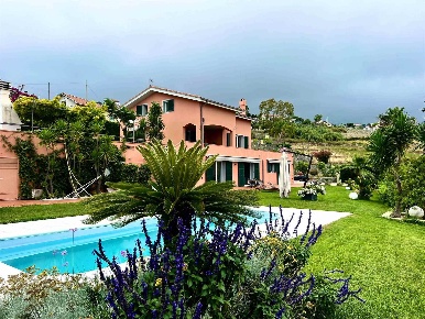 Foto Villa unifamiliare a Sanremo Foce - Semeria di 200 m² con 5 locali