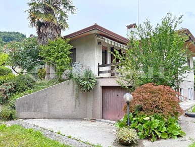 Foto Villa singola a Fanna di 200 m² con 7 locali in vendita