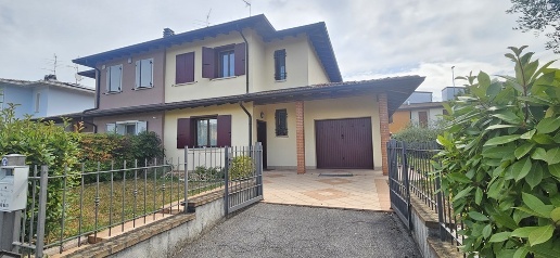 Foto Villa unifamiliare a Montirone Centro di 183 m² con 4 locali