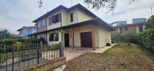 Foto Villa unifamiliare a Montirone Centro di 183 m² con 4 locali