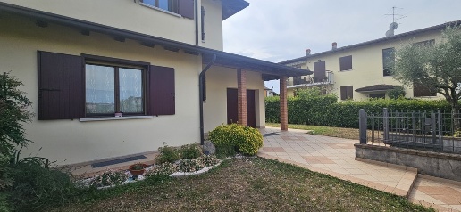 Foto Villa unifamiliare a Montirone Centro di 183 m² con 4 locali