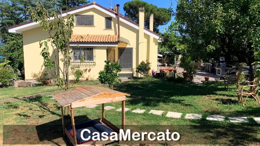Foto Villa bifamiliare in Via dei Ciliegi, Rocca Priora Centro di 231 m²