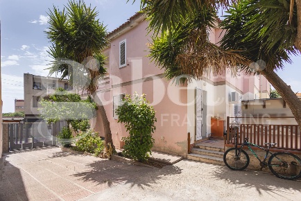 Foto Villa bifamiliare a Sinnai Centro di 160 m² con 4 locali in vendita