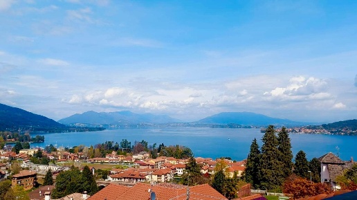 Foto Villa singola a Meina di 400 m² con 7 locali in vendita