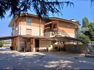 Foto Appartamento a Romans d'Isonzo Centro di 152 m² con 7 locali