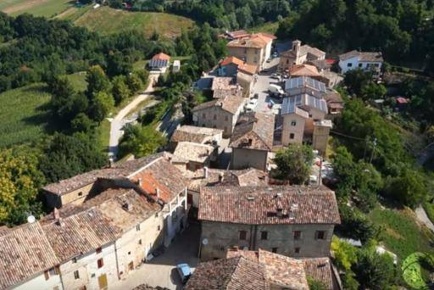 Foto Rustico a Castorano di 2000 m² con 20 locali in vendita
