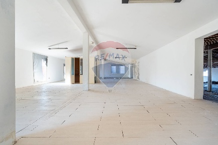Foto Locale commerciale in Via Bellini, Serdiana di 1600 m² con 3 locali