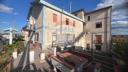 Foto Casa indipendente a Paduli di 420 m² con 15 locali in vendita