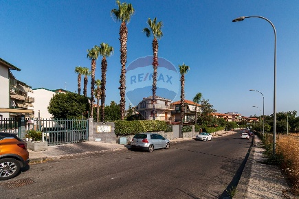 Foto Box in via C. Colombo, Tremestieri Etneo Centro di 44 m² con 1 locali