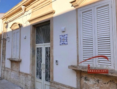 Foto Box in Via Luigi Cadorna, Siracusa Borgata - Santa Lucia di 167 m²