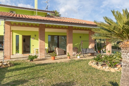 Foto Villa singola a Martinsicuro di 400 m² con 6 locali in vendita