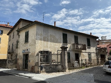 Foto Rustico in Via Matteotti, Malnate Centro di 140 m² con 4 locali