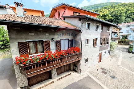 Foto Casa indipendente a Pian Camuno Centro di 260 m² con 4 locali
